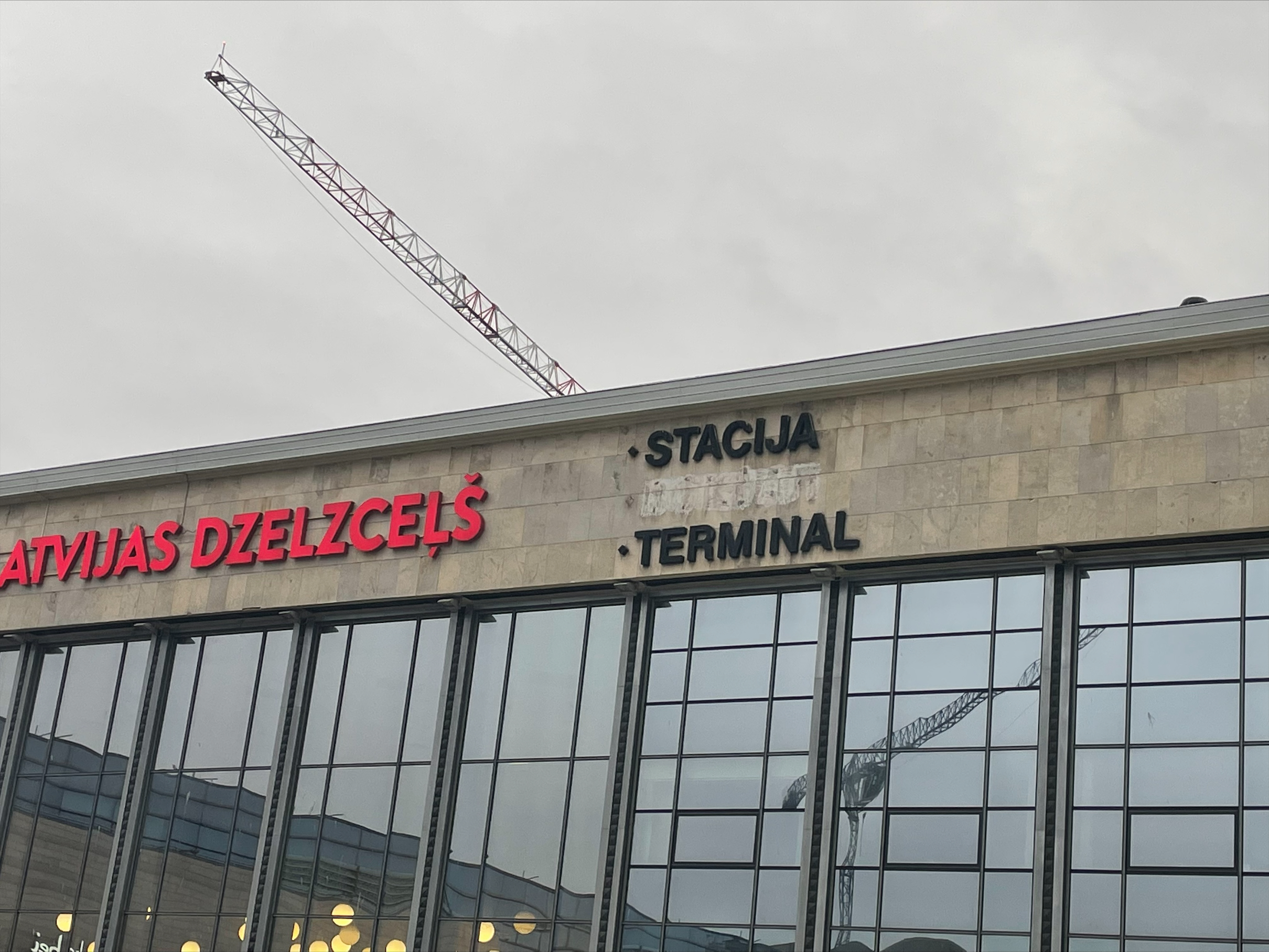2023年3月リガ駅のロシア語でのвокзал（駅）の表示が取り外された。
